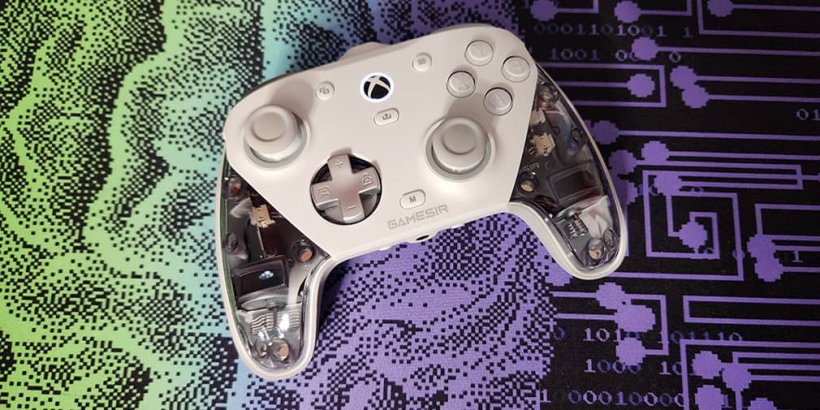 GameSir G7 Pro without side faceplates and with traditional cross shaped d-pad attached