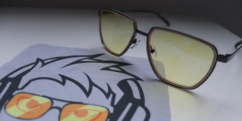 Gunnar Clix glasses with the micro-fiber cloth under it