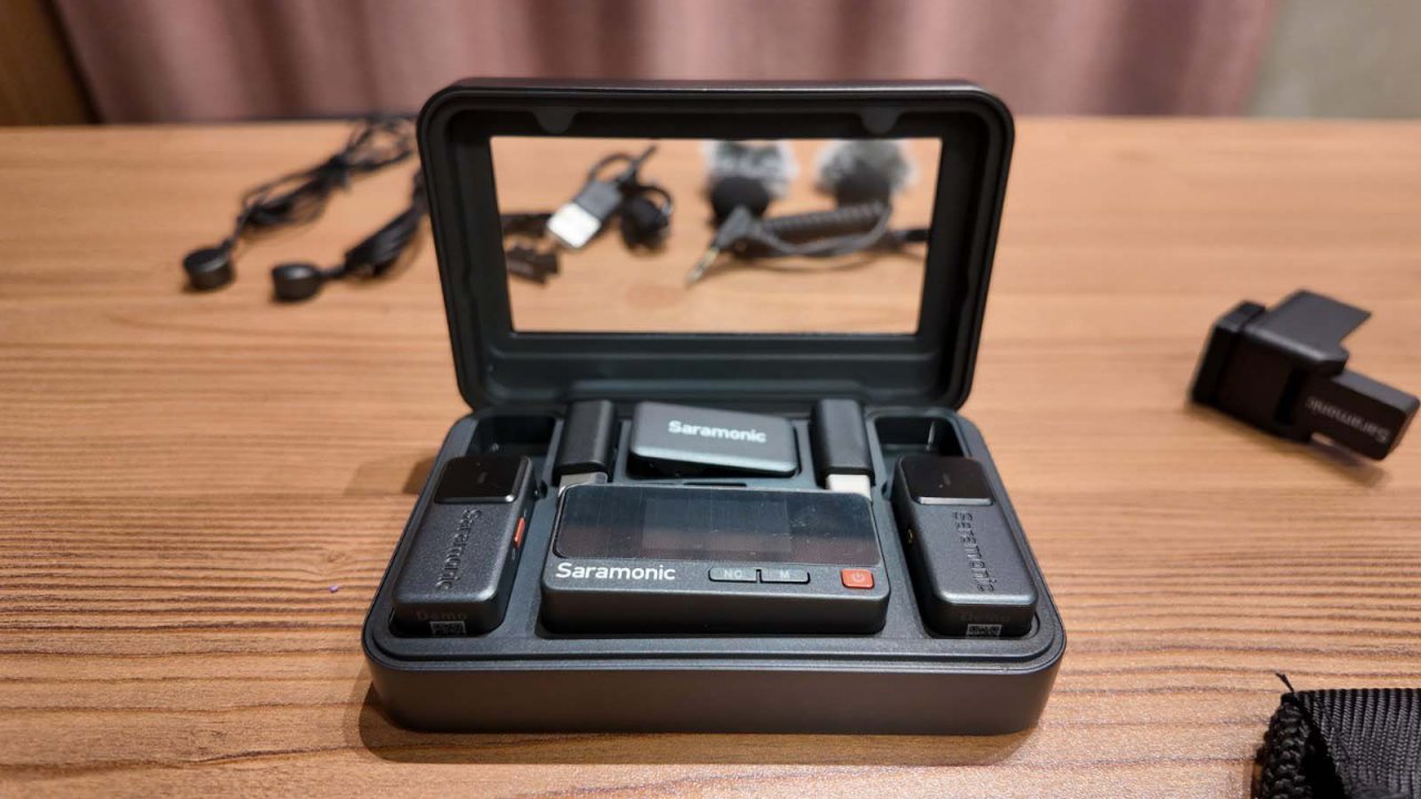 saramonic air contents inside a charging case