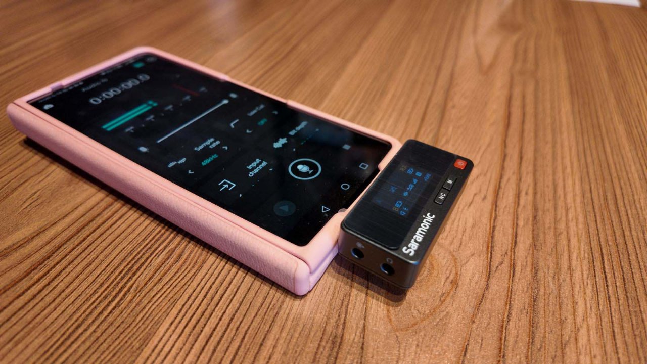 saramonic air receiver inserted into an android phone