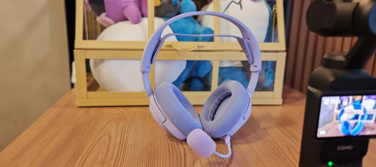 taking a photo of the arctis nova 3x with an osmo pocket camera